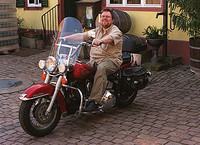 Martin bei einer Sitzprobe auf der Harley Davidson Heritage Softail Classic 1992, wie er sie im Comic fhrt.